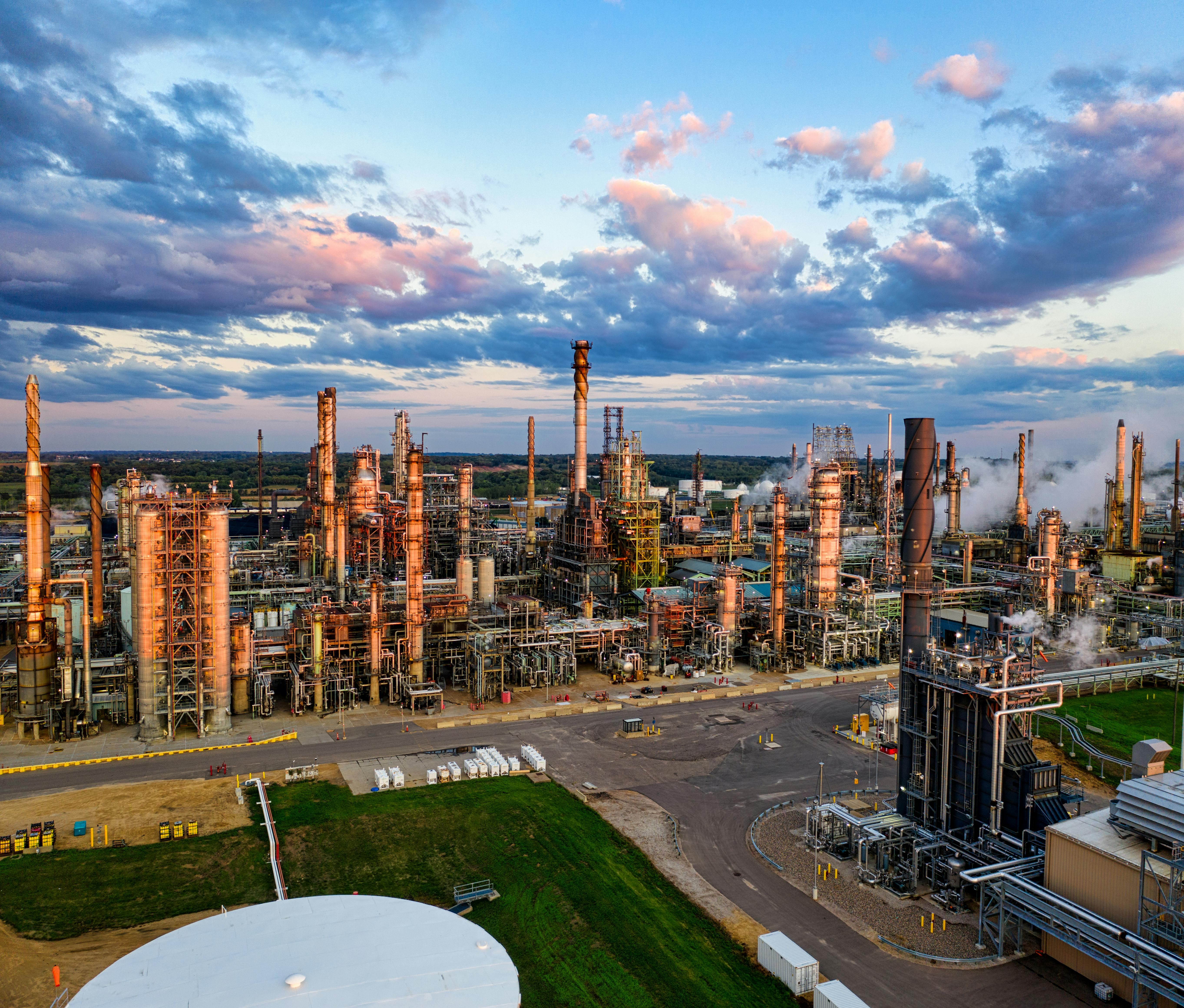 A wide-angle photo of an oil refinery that would benefit from Fast Verify's new industry-focused technology solutions for worker/identity verification and workflow management systems.